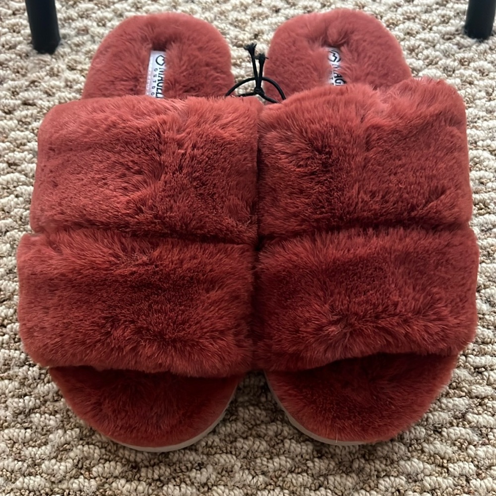 NWOT Magellan Outdoors Slippers/house shoes.